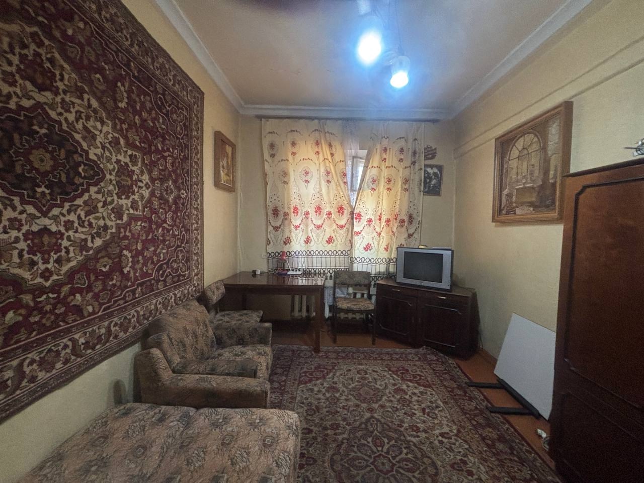СРОЧНАЯ ПРОДАЖА !!! !!! Продам 3-комн. ул. 1-я Славянская, р-н гост. Славянская, 1/3 эт., 68 кв.м., СТАЛИНКА, комнаты изолированные, санузел раздельный, газ.колонка, есть свой сарайчик с подвалом, хорошее месторасположение рядом остановка, магазины, СШ №5. . Возможно под бизнес Цена 4 500 000₽. +79591730175 Т...