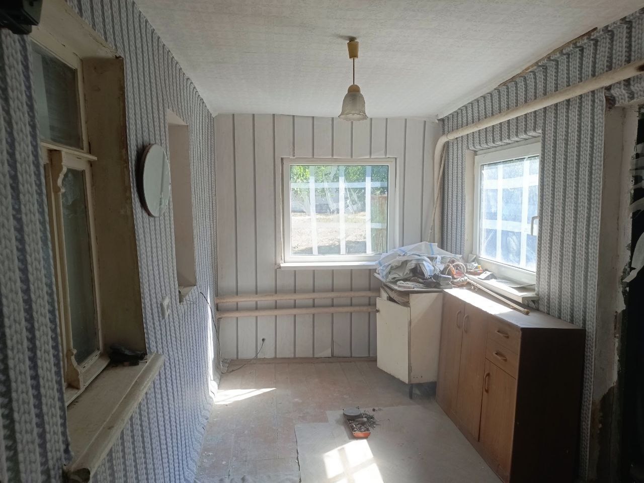Продам дом . Жовтневый район. Ул.Чкалова 4комнаты Площадь 57м2 Отличное место. Дом под Кап.ремонт к сделке Земля не приват 3млн 7959 1660026 7959 029 80 70