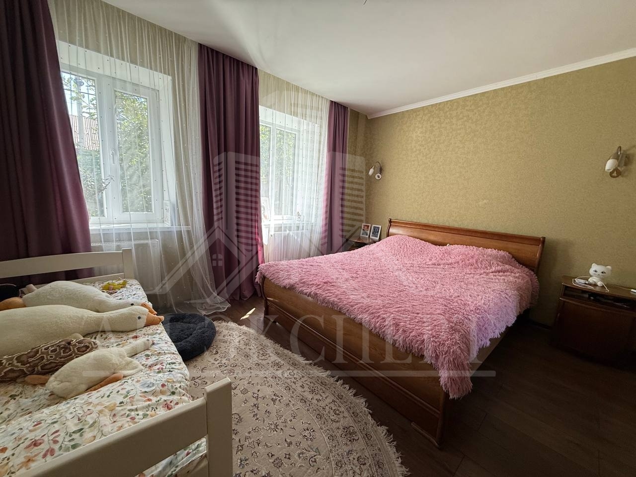 🔑 ПРОДАМ 3х-КОМНАТНЫЙ ДОМ🔑 📍 Расположение: г. Стаханов, пер. Руднева 🏘 ✅ 📏Площадь дома -137м²📐 📏Земельный участок - 6 соток 📐 ✍ ОПИСАНИЕ: 🔹Продаётся просторный дом с отличной планировкой в г. Стаханов 🍃 🔹Дом находится в спальном районе ☀️ 🔹Еще на стадии строительства🛠️ 🔹Гараж 🅿️ 🔹Небольшой участок земли 🌲 🔹Им...