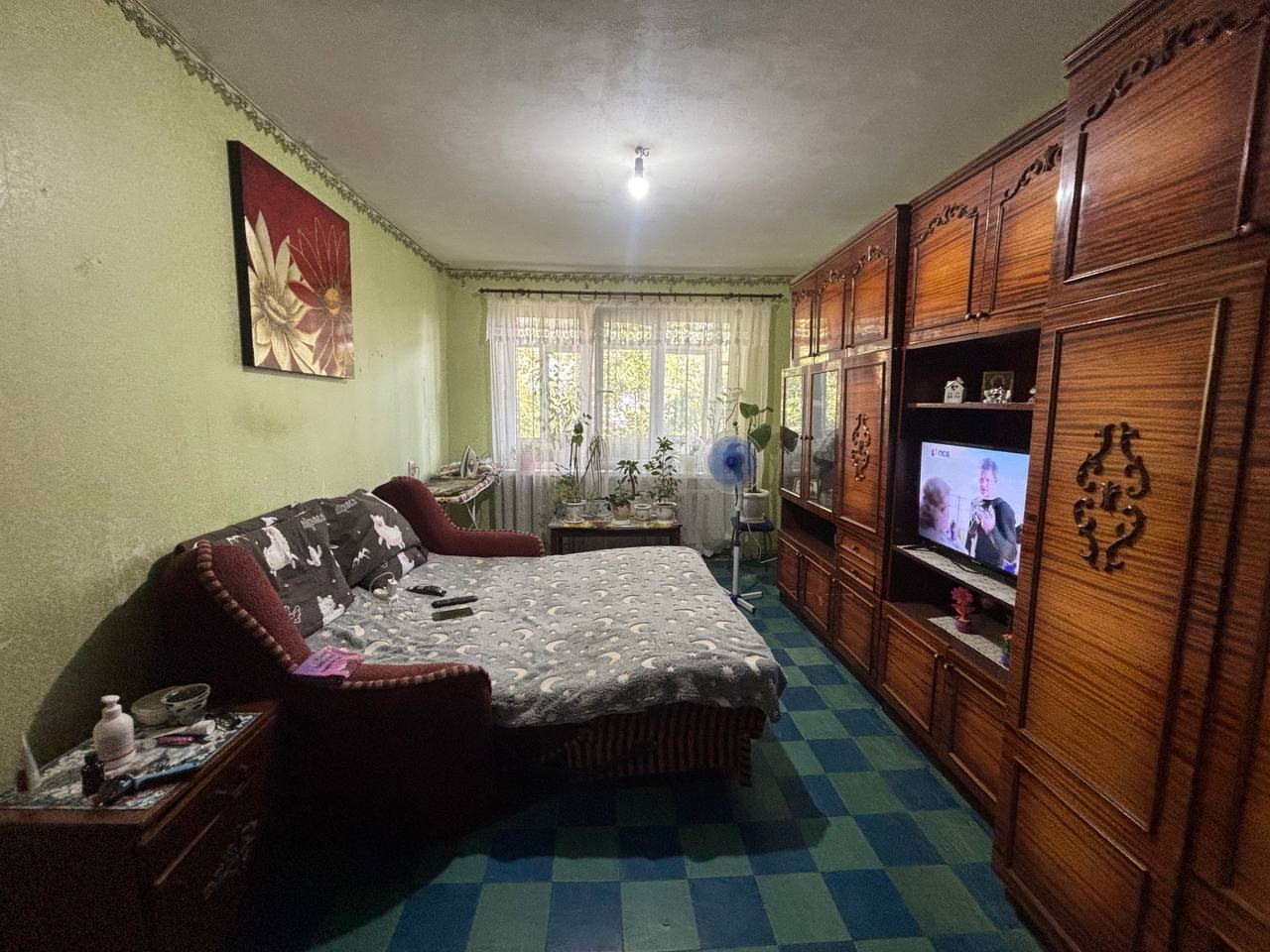Продам 1-комн. п. Юбилейный, кв. Шахтерский, р-н рынка 5/5 эт., чешский проект, 36 кв.м., квартира не угловая, кухня 7,4 кв.м., большой балкон, окна мет/пластиковые, санузел совместный бойлер, хорошее жилое состояние. Хорошее месторасположение. Документы РФ Цена 3 400 000₽. +79591730175 Татьяна, +79591695183 ...