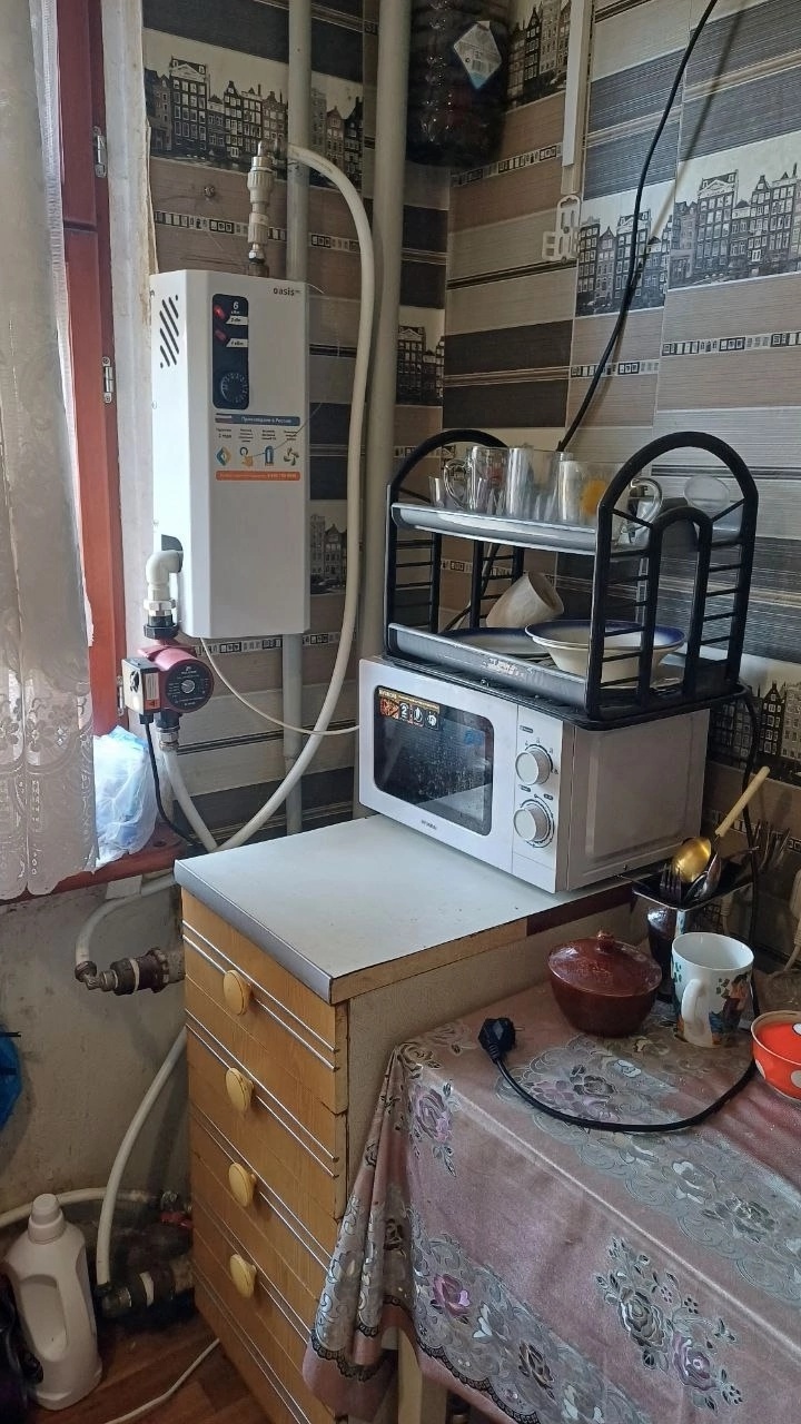 🏡 г. Краснодон ПРОДАЮ уютную 2-х комнатную квартиру кв. Лютикова, д.21 Я собственник! Рядом с домом детская больница, рынок, школа, детская площадка, 2 супермаркета, служба такси, остановка, Банк ПСБ Этаж - 1/5 Не угловая Площадь 43,4 кв2 Экологичные деревянные окна Премиум Класса. Полы ламинат с утеплением. ...
