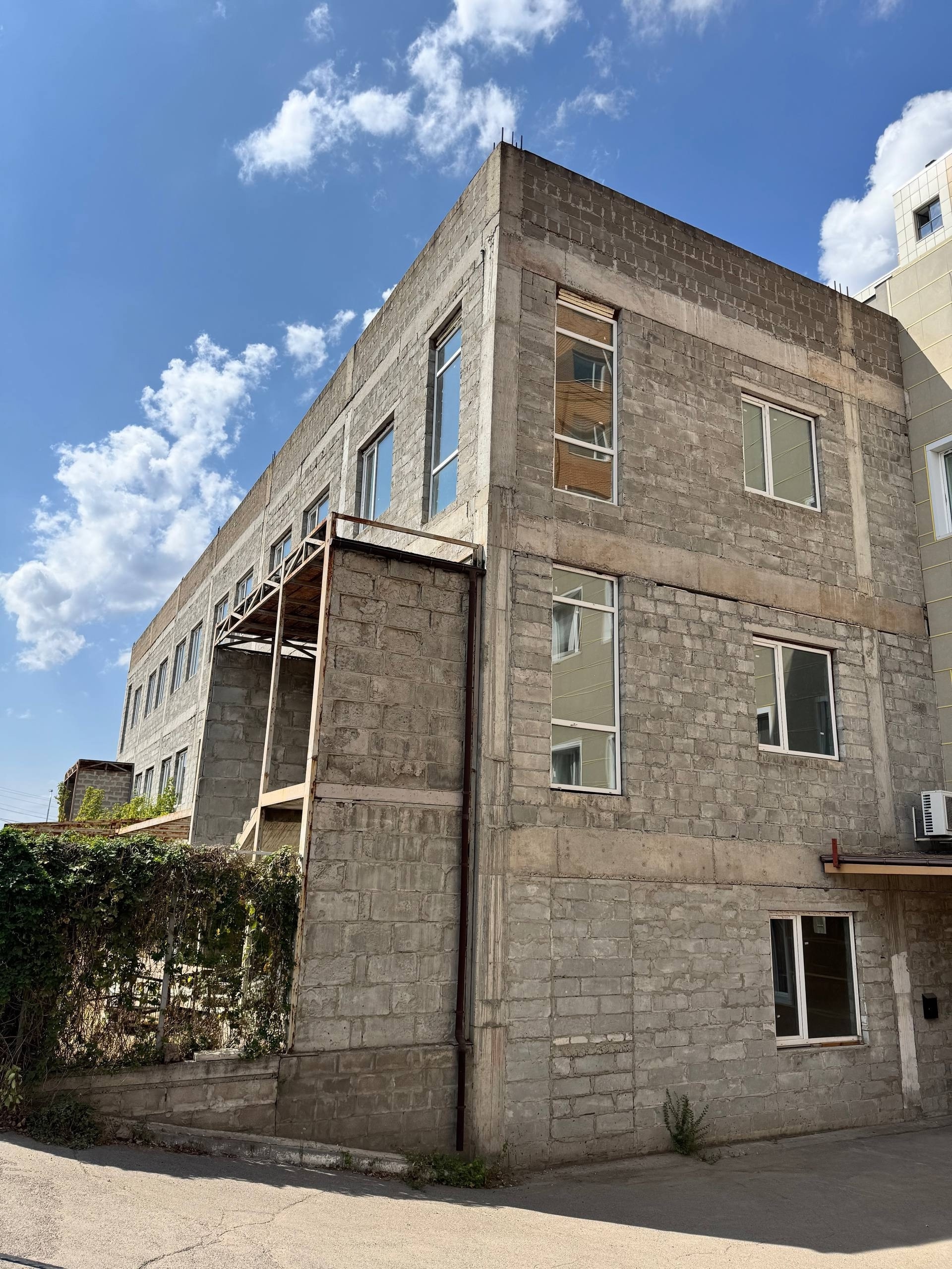 Продам в самом центре Луганска здание 2000 кв.м 3 этажа , свободная планировка Все коммуникации заведены Цена 125 000₽/м2 +7959 146 56 95 +7919 876 43 27
