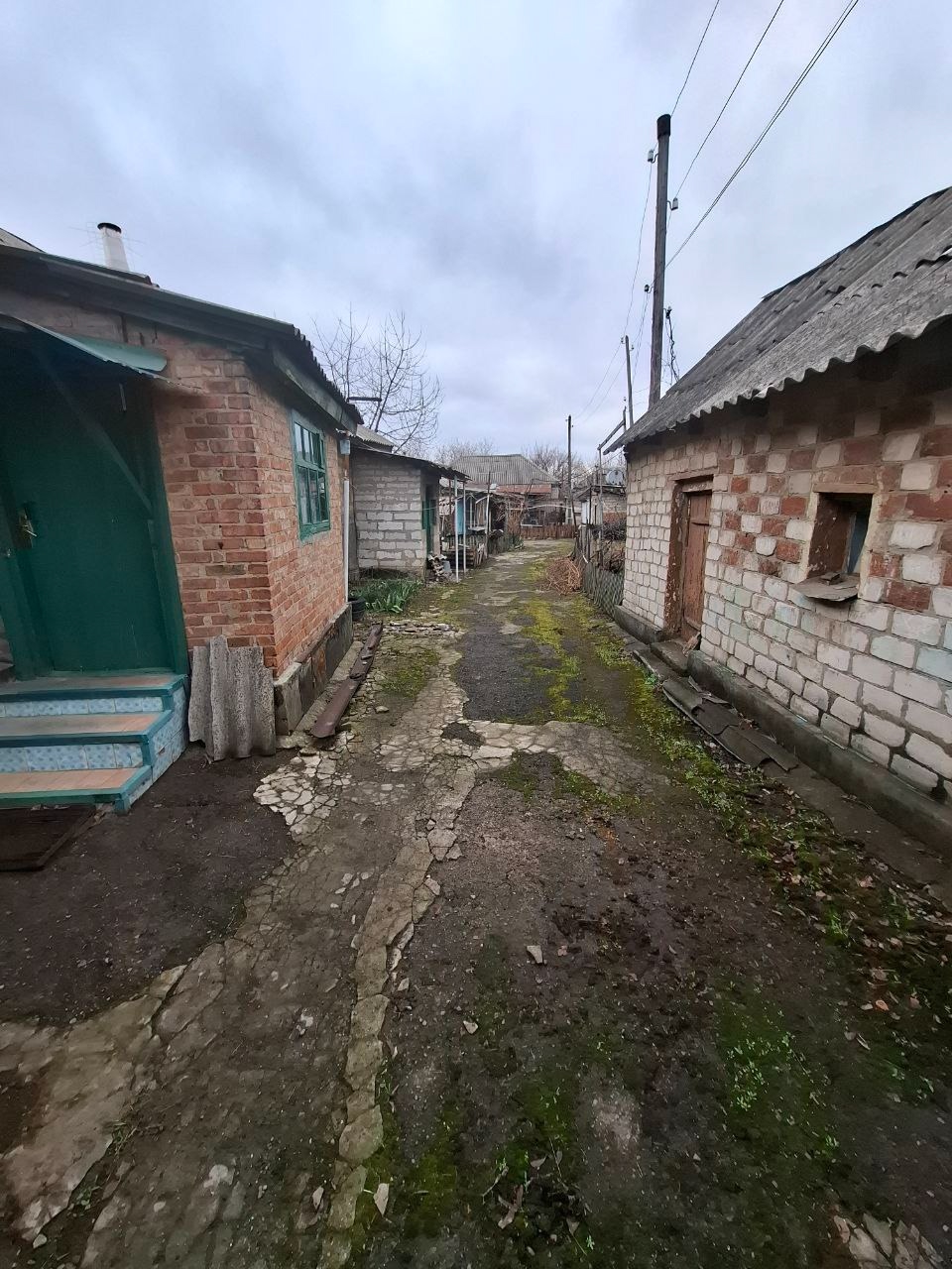 Продам ДВА дома на одном участке в Артемовском р-не по ул. Тарасовская (между ул. Советская и кв. Щербакова). 1-й дом 57 м.кв. общ.пл. 3 ком, газ колонка, большая кухня, большая ванная комната. 2-й дом 65 м.кв. общ.пл. 3 комнаты, кухня, газ.котел. Состояние домов жилое. Во дворе гараж со смотровой ямой, 2 сар...