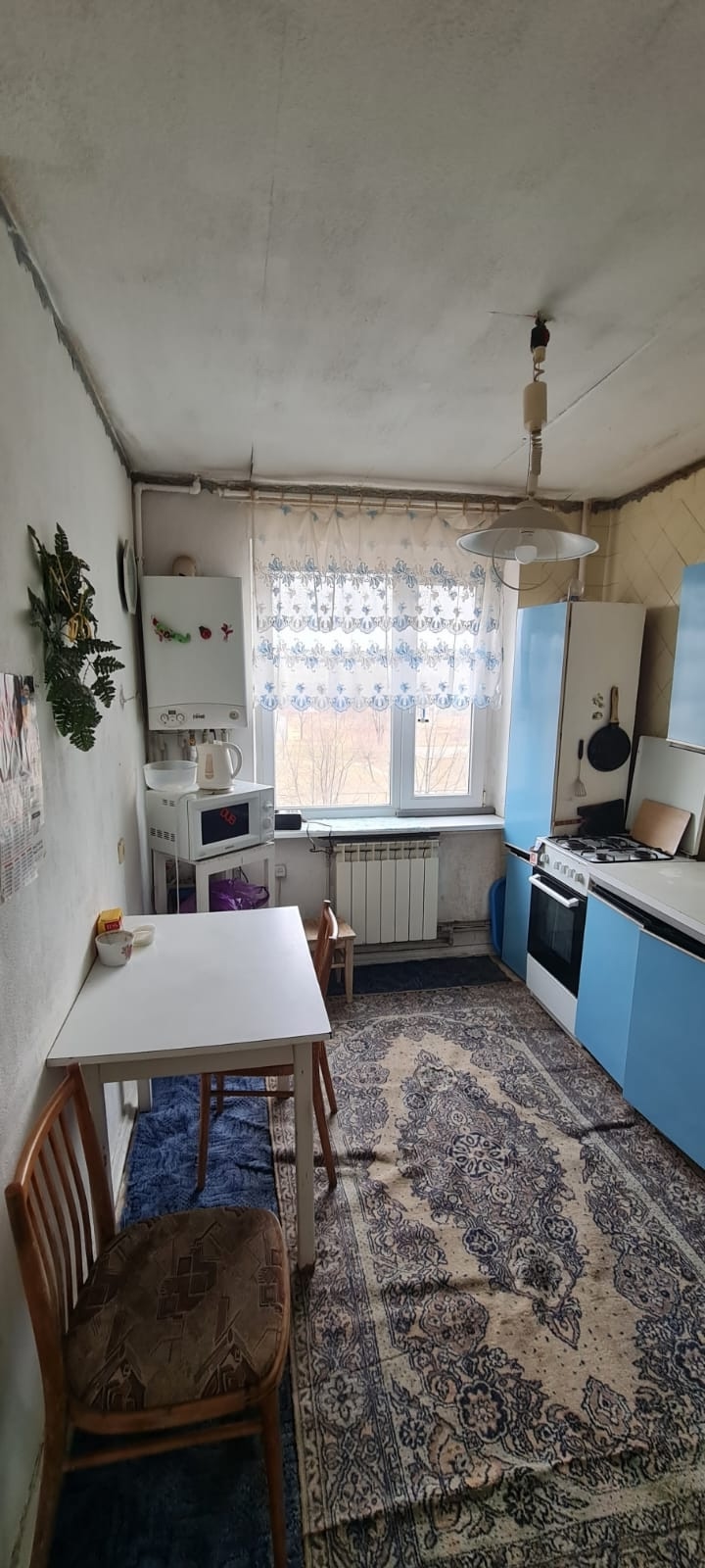 Сдам 3-ёх комнатную квартиру в районе 4 школы по Волгоградской. 3 этаж, автономное отопление. Есть все необходимое. Только для семьи,можно с детьми,без животных. Строителей и военнослужащих просьба не беспокоить. Цена 15 .000 + к/у, оплата за первый и последний месяц, услуги агентства. +79591245605 /МАХ/...